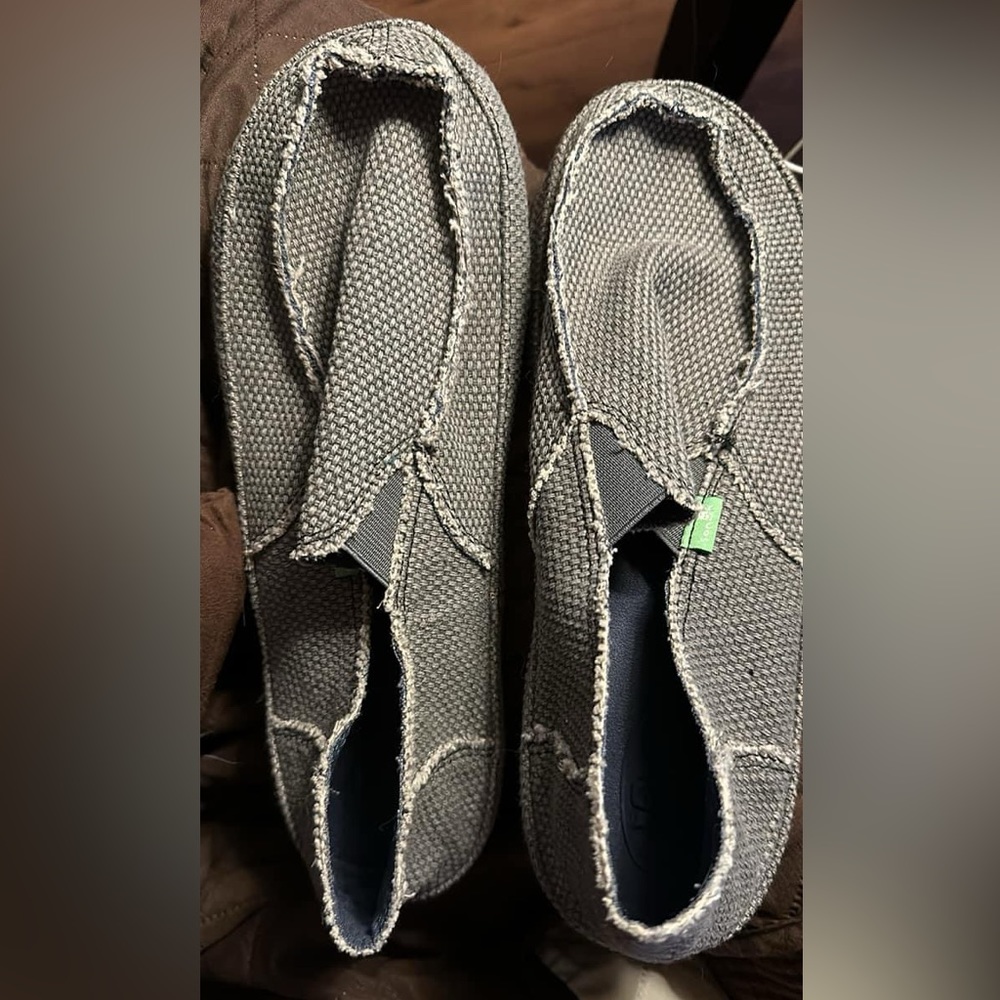 Women’s 10. Gray, textured Sanuk slip ons. M8 W10. EUC.